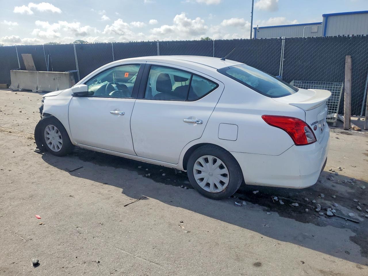 2019 NISSAN VERSA SV photo 2