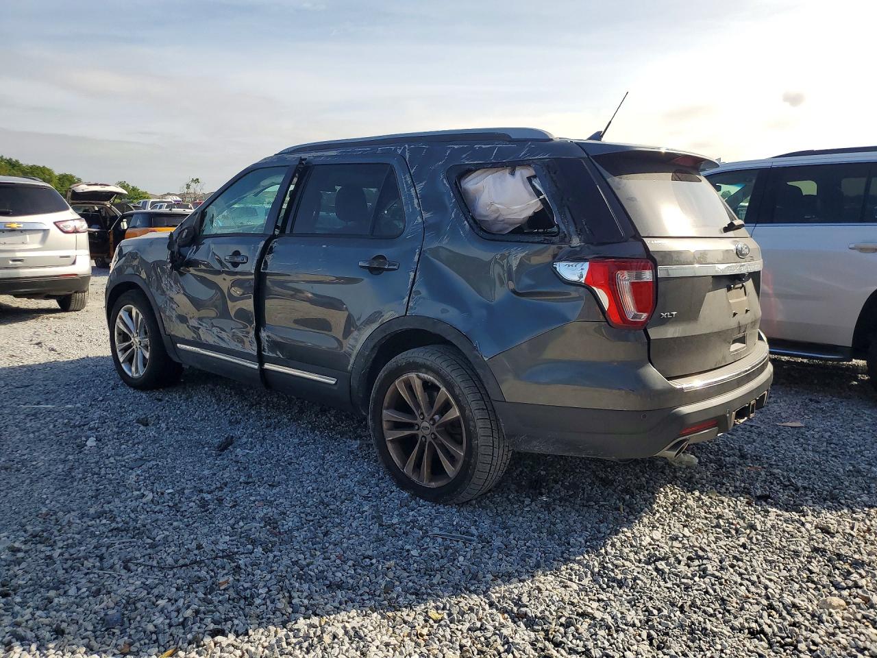 2018 FORD EXPLORER XLT photo 2