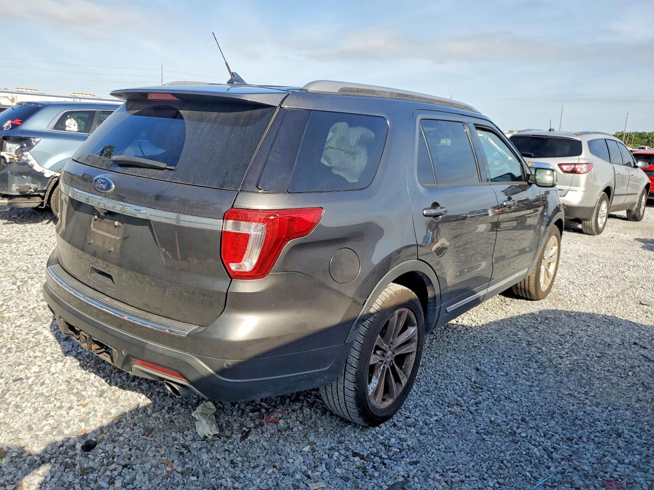 2018 FORD EXPLORER XLT photo 3
