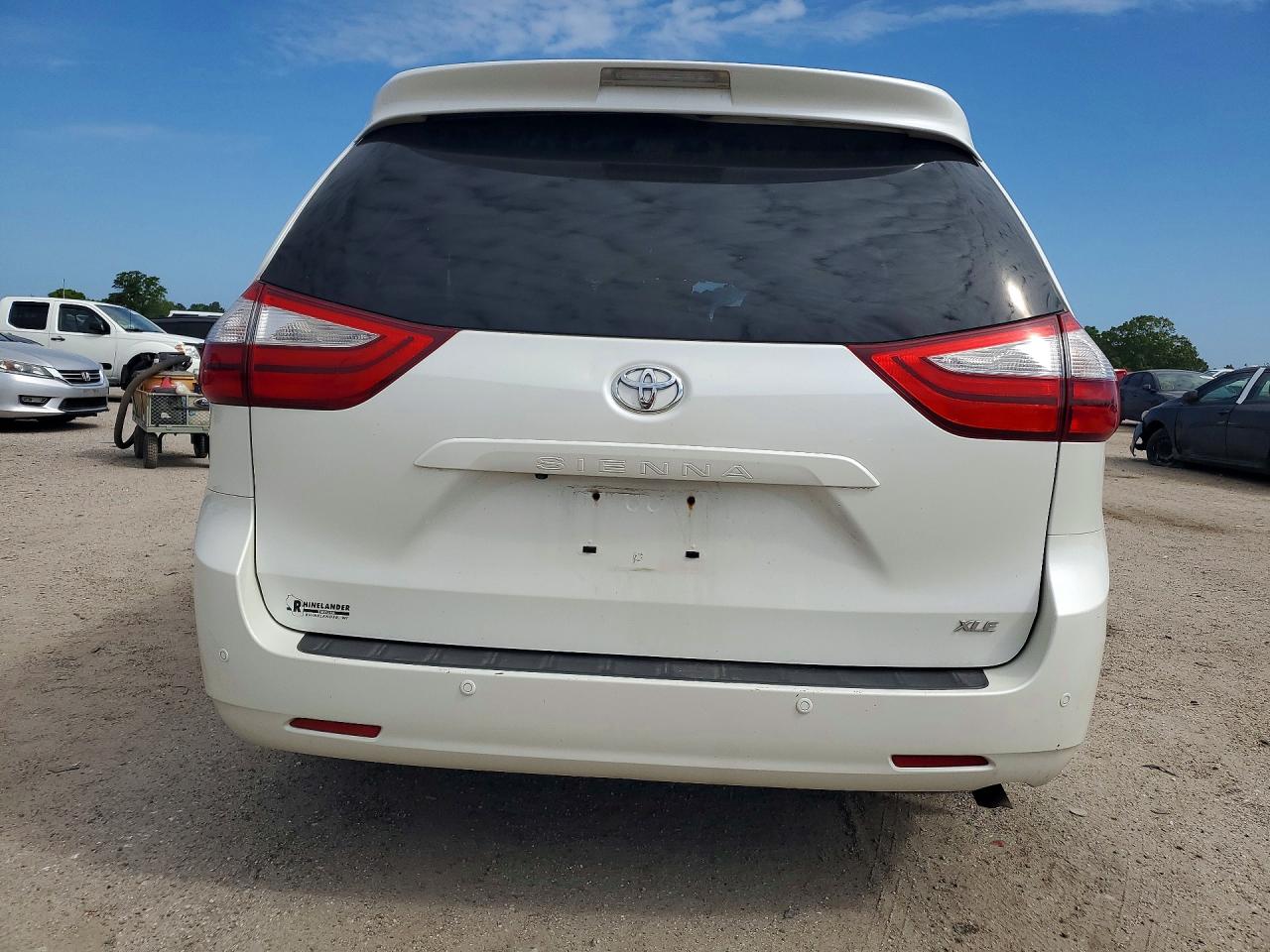 2016 TOYOTA SIENNA XLE 8-PASSENGER photo 11