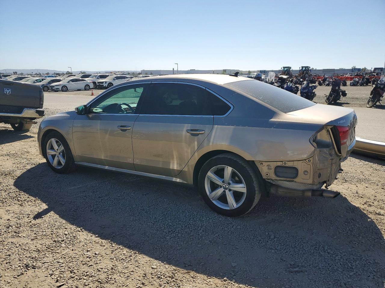 2015 VOLKSWAGEN PASSAT SE photo 3