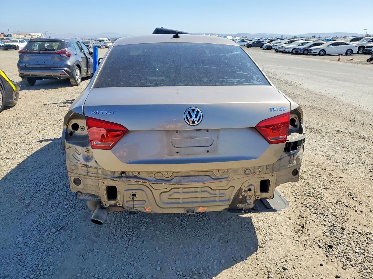 2015 VOLKSWAGEN PASSAT SE photo 11