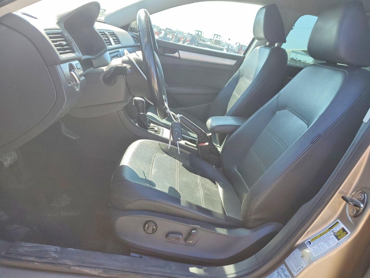 2015 VOLKSWAGEN PASSAT SE photo 13