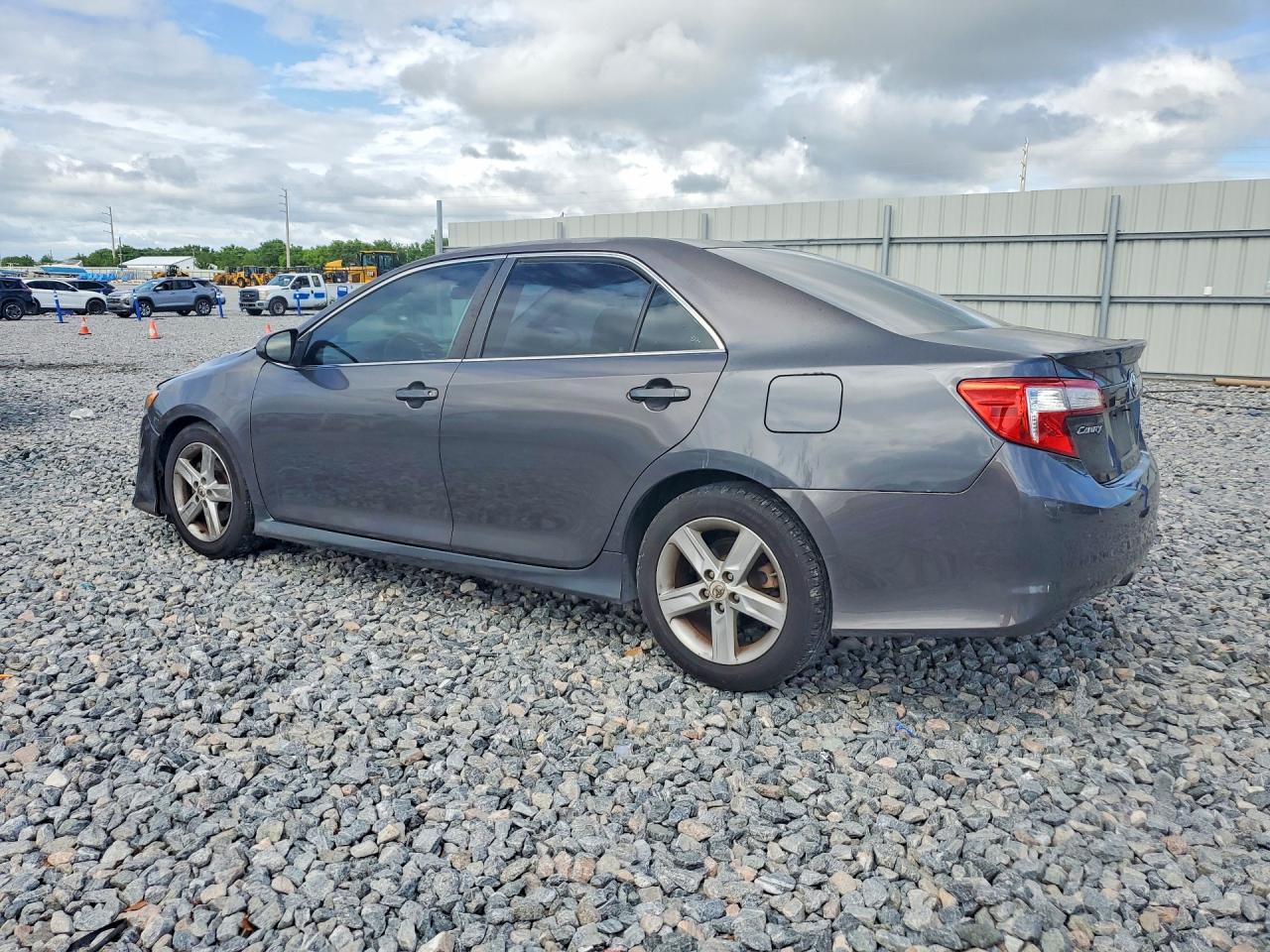 2013 TOYOTA CAMRY SE photo 3