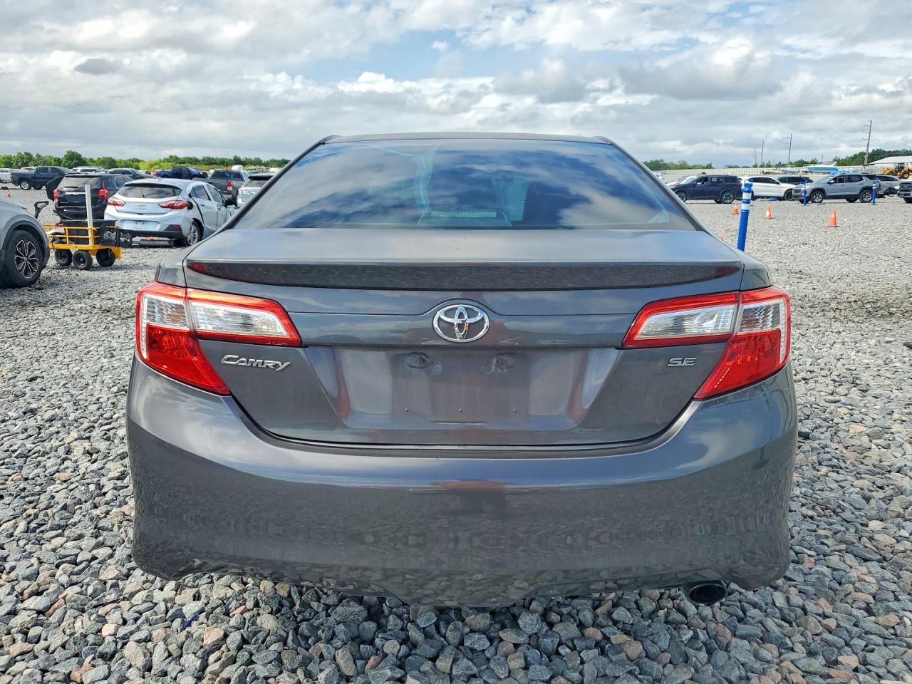 2013 TOYOTA CAMRY SE photo 11