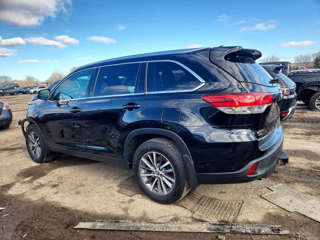 2019 TOYOTA HIGHLANDER XLE photo 3