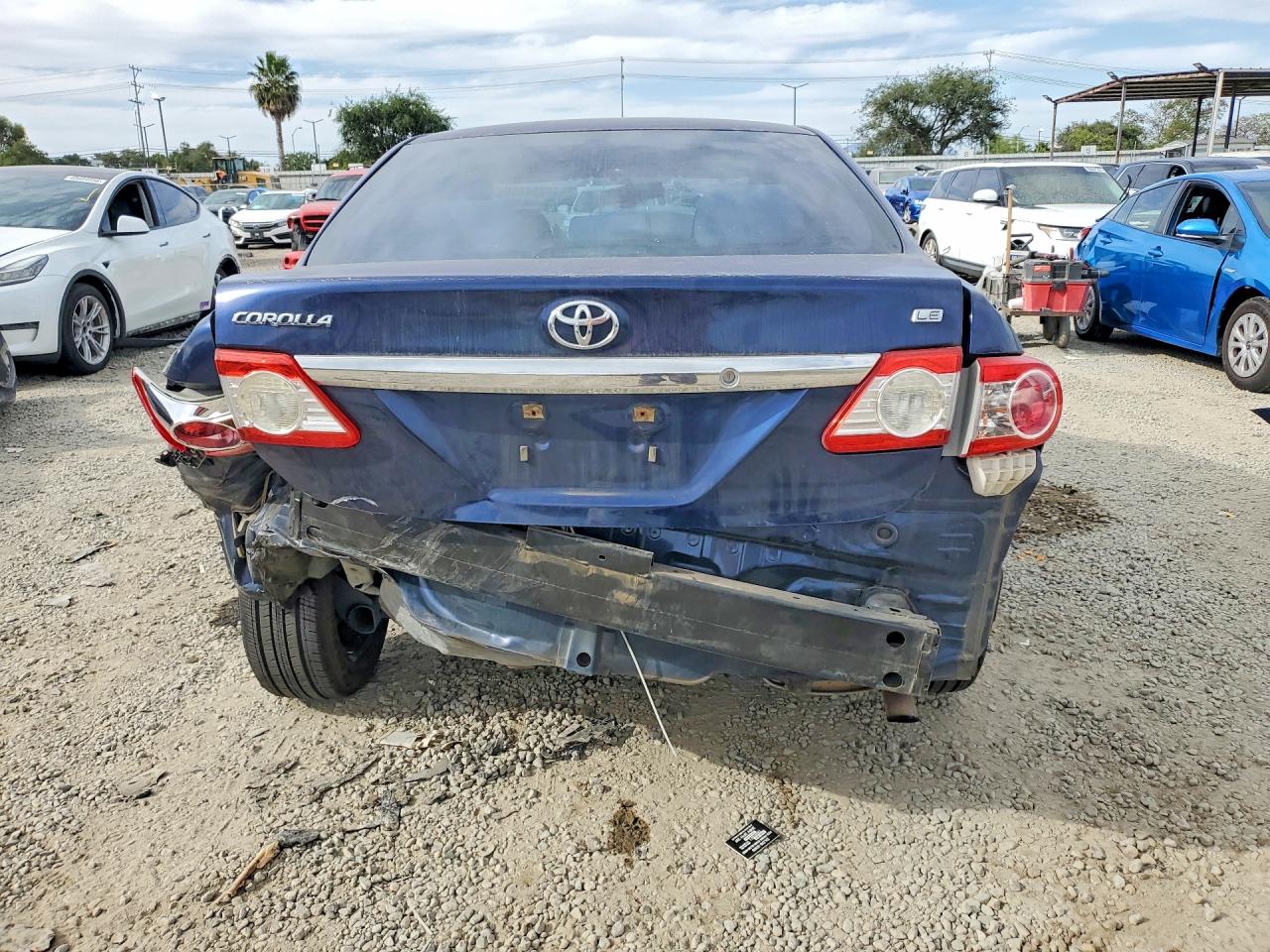 2013 TOYOTA COROLLA LE photo 11
