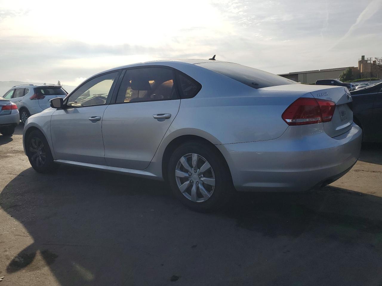 2014 VOLKSWAGEN PASSAT S photo 3