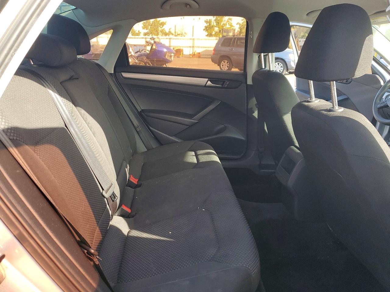 2014 VOLKSWAGEN PASSAT S photo 19