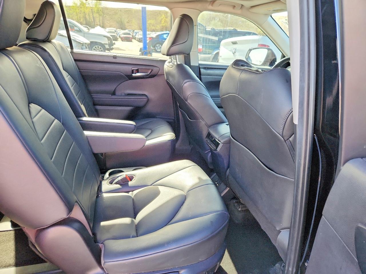 2020 TOYOTA HIGHLANDER XLE photo 11