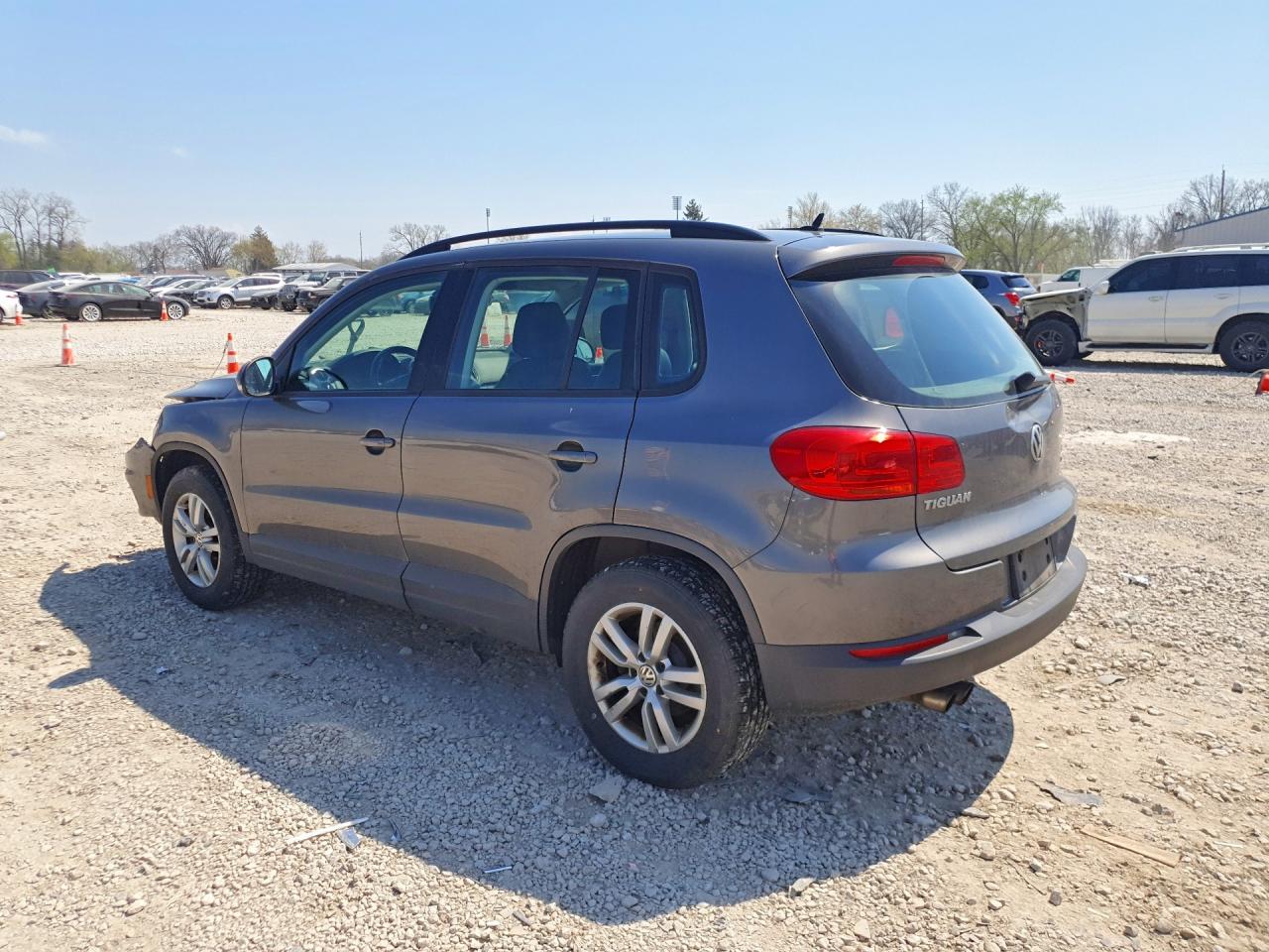 2016 VOLKSWAGEN TIGUAN S photo 3