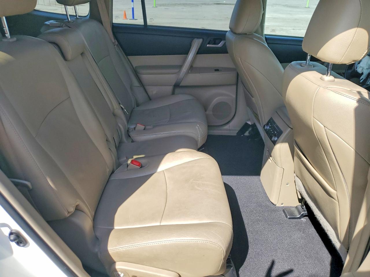 2013 TOYOTA HIGHLANDER SE photo 11