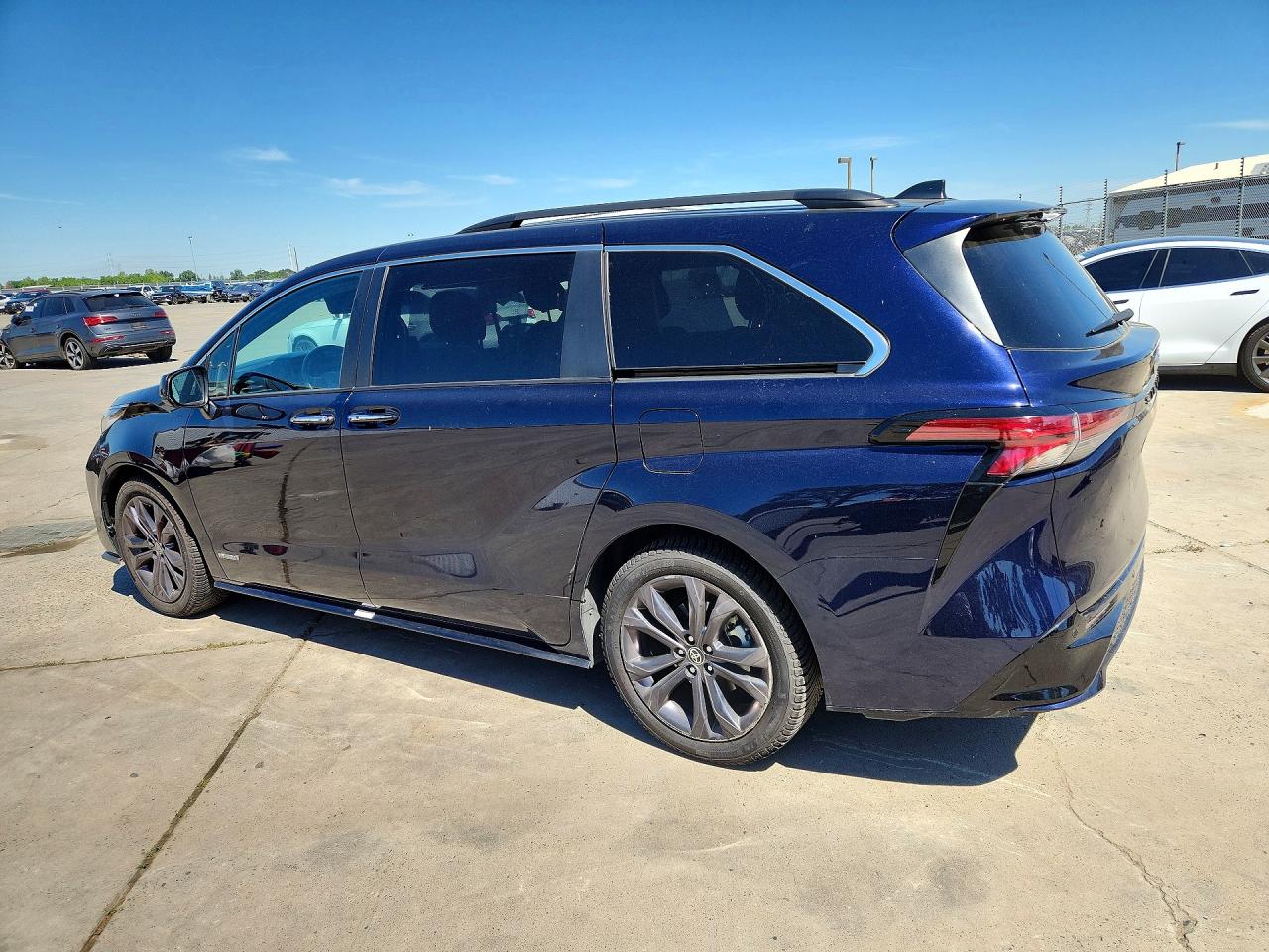 2021 TOYOTA SIENNA XSE 7-PASSENGER photo 3