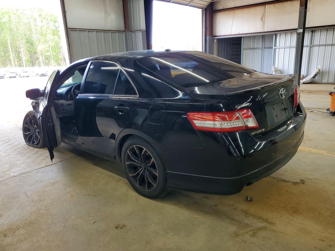 2011 TOYOTA CAMRY SE photo 3