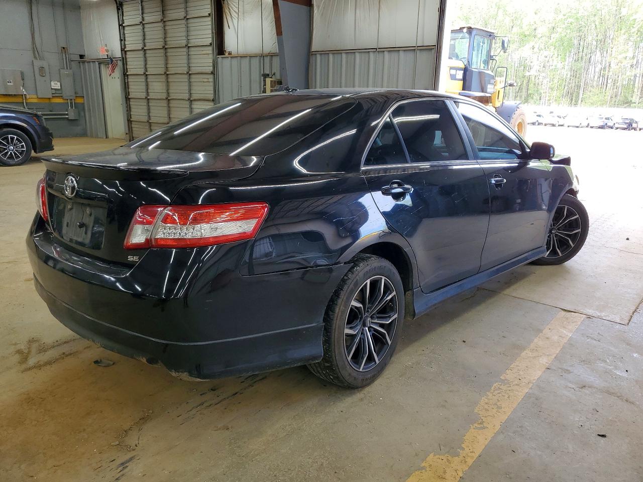 2011 TOYOTA CAMRY SE photo 5