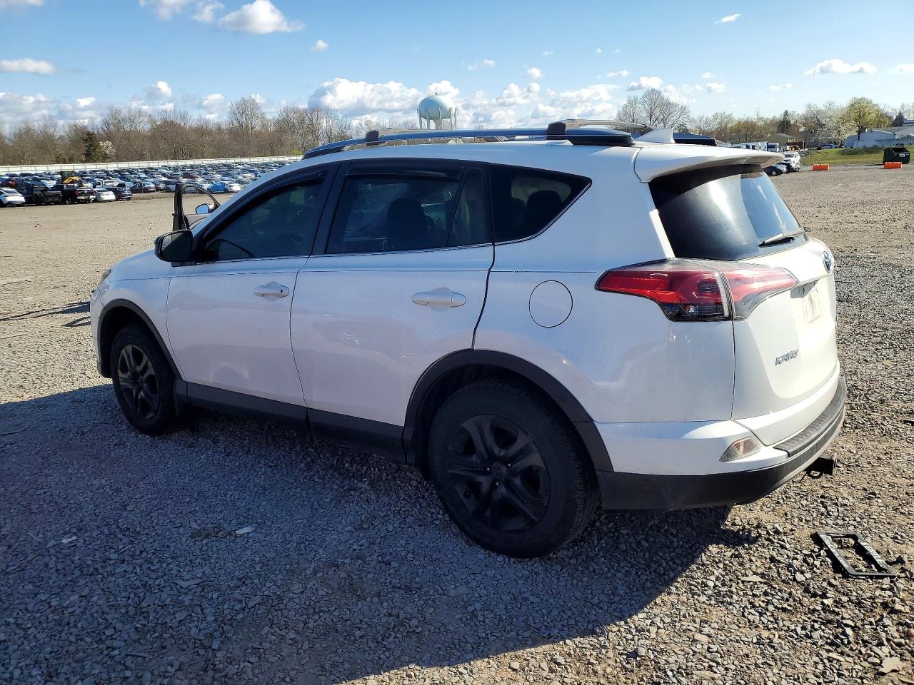 2017 TOYOTA RAV4 LE photo 4