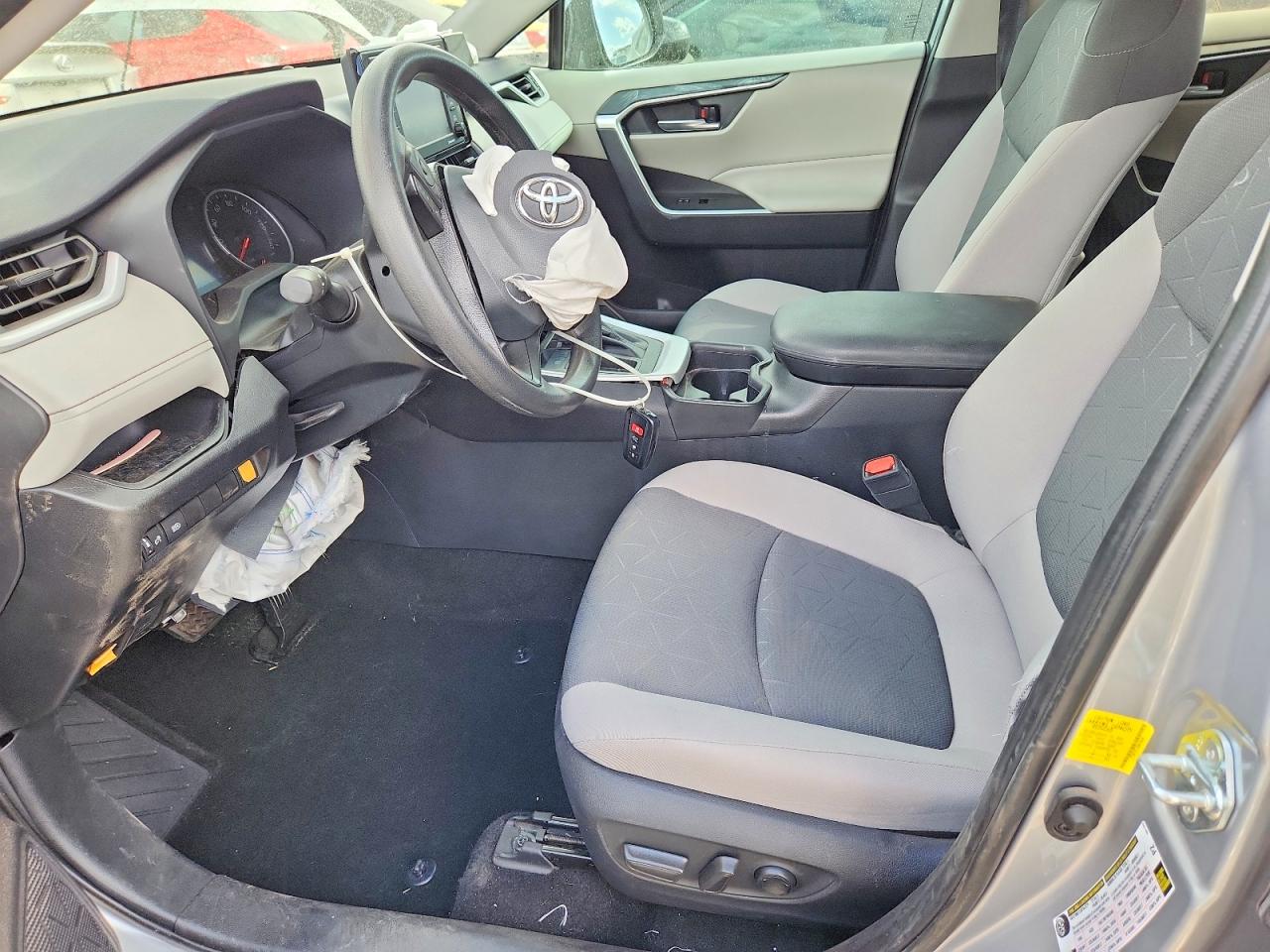 2021 TOYOTA RAV4 XLE photo 19