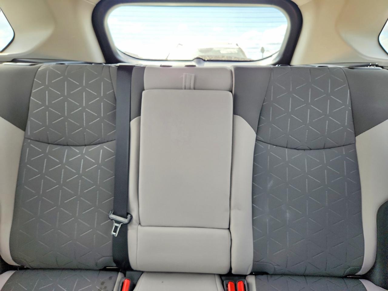 2021 TOYOTA RAV4 XLE photo 28