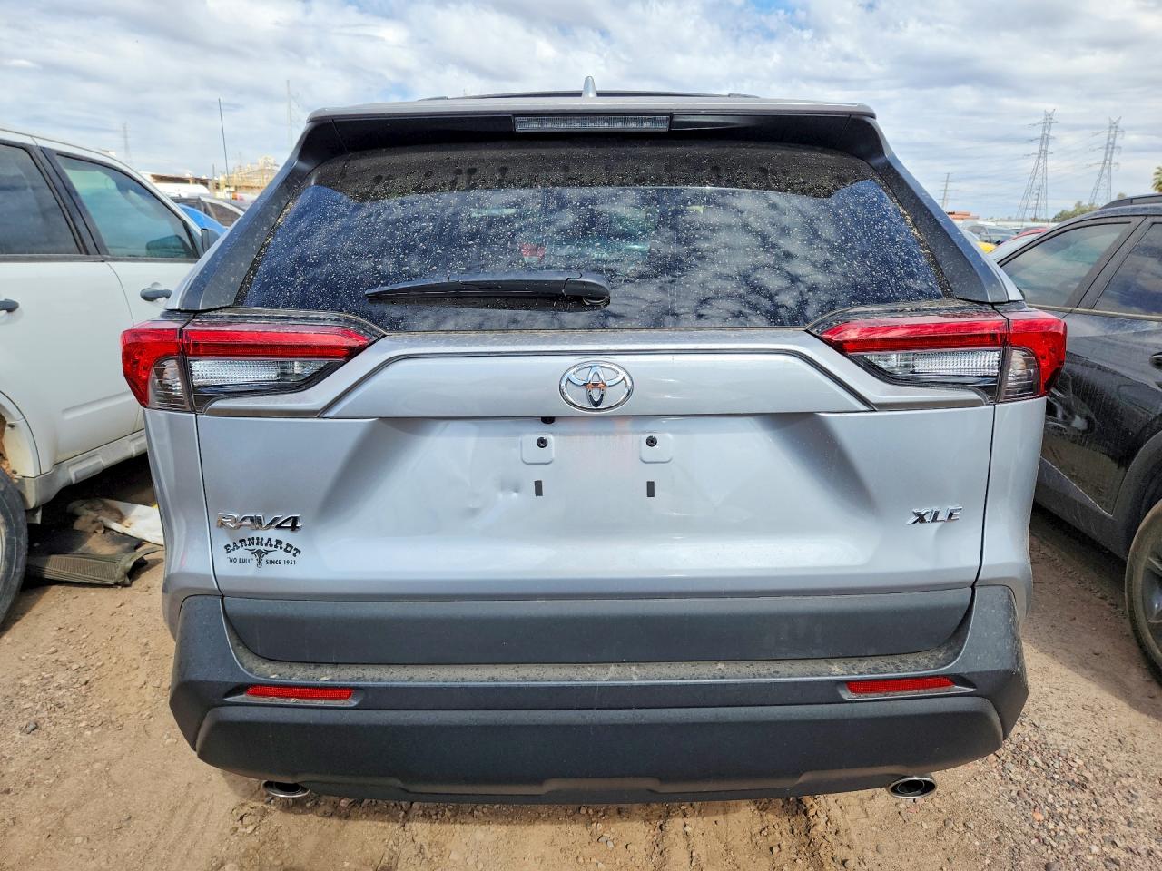 2021 TOYOTA RAV4 XLE photo 16