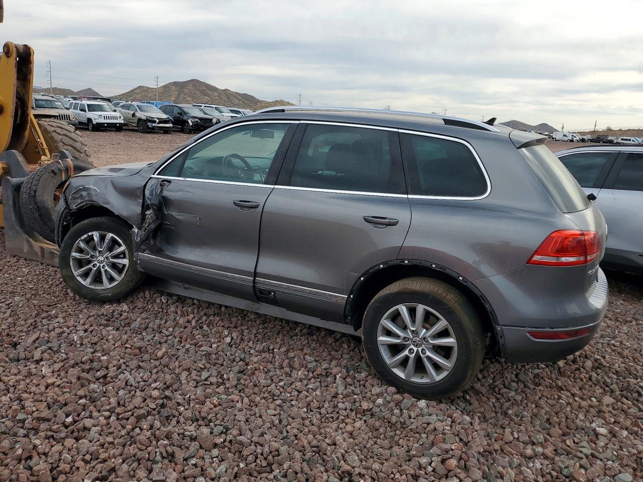 2014 VOLKSWAGEN TOUAREG V6 photo 3