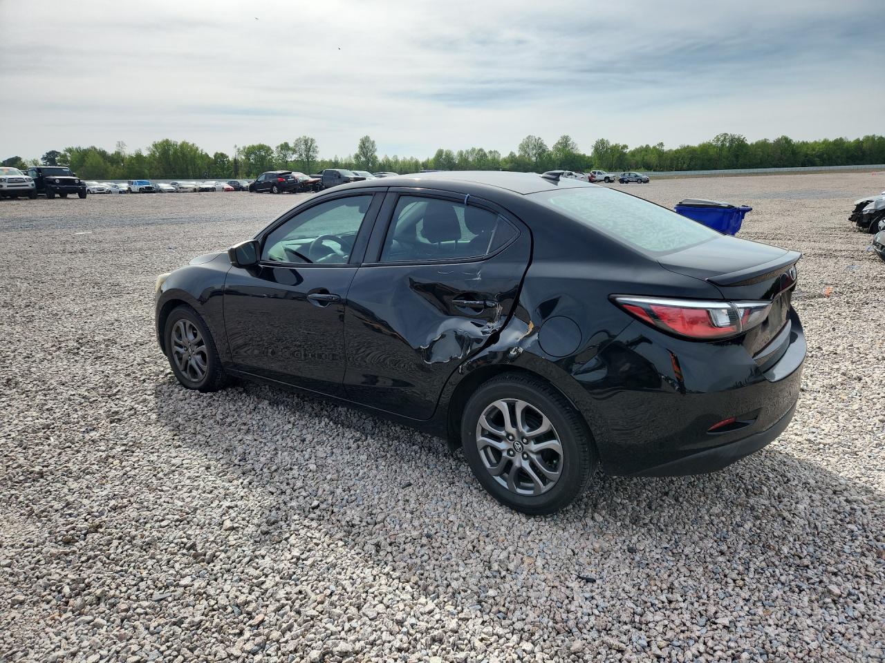 2019 TOYOTA YARIS LE photo 3