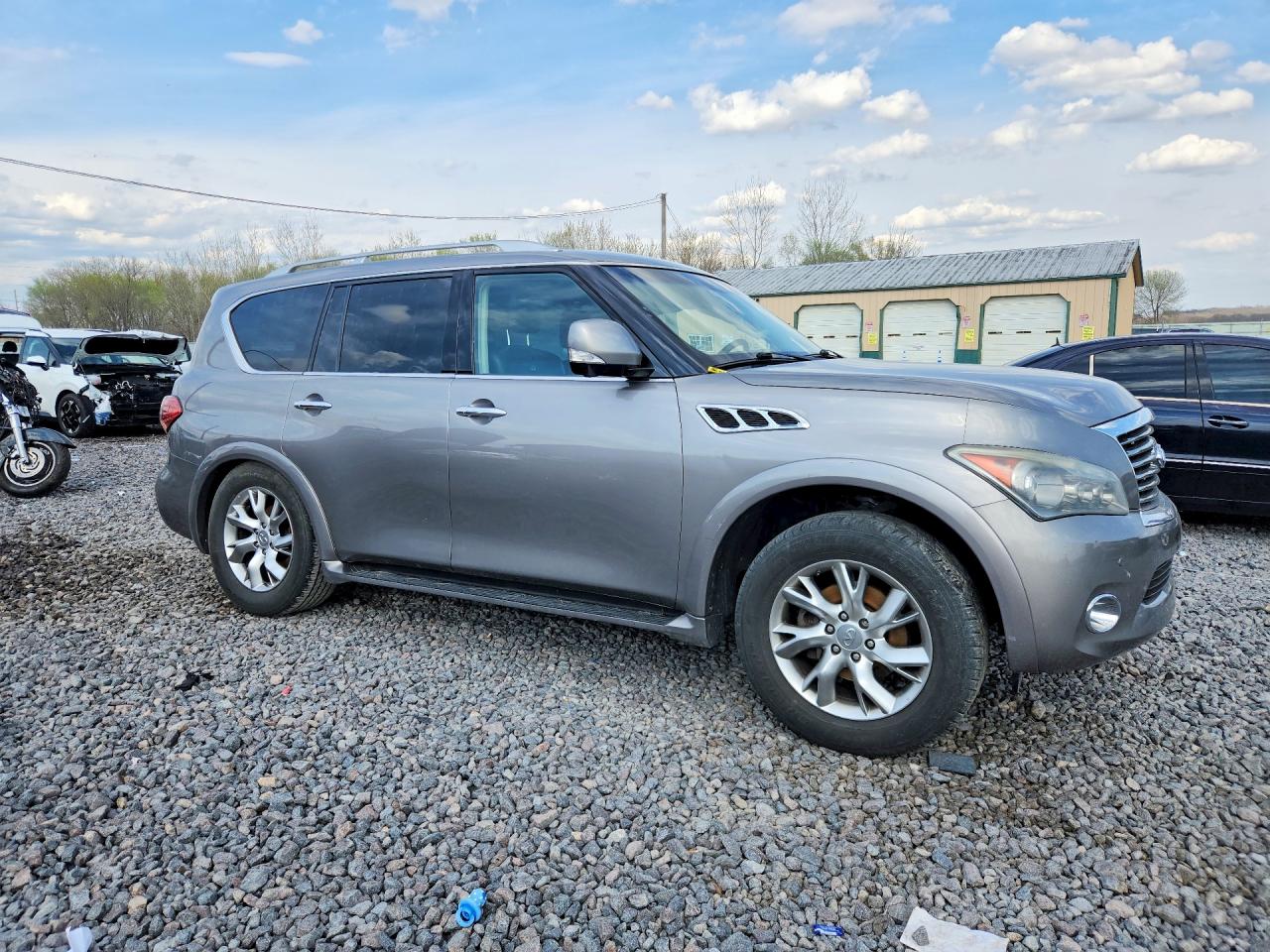 2011 INFINITI QX56 BASE photo 4