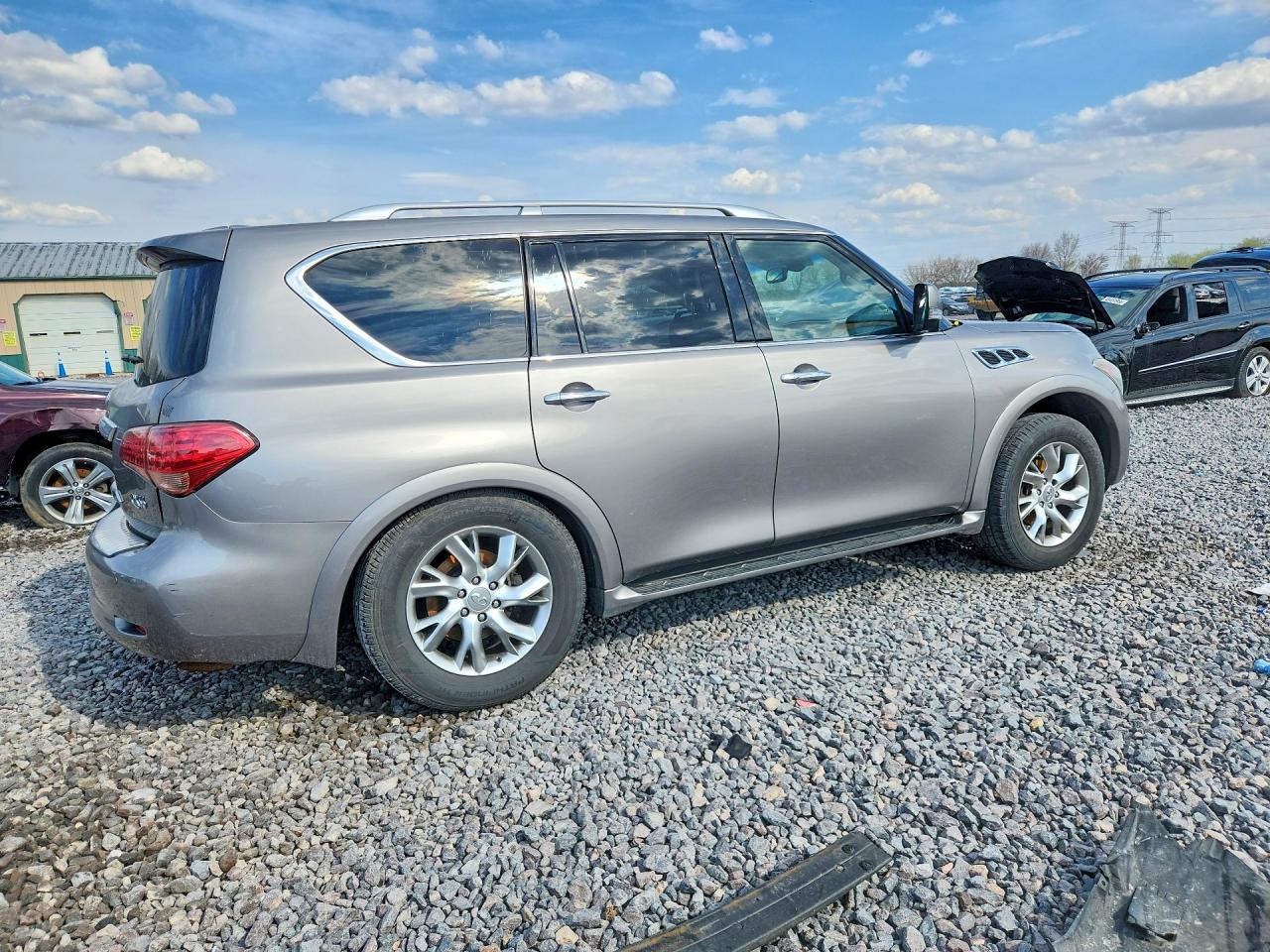 2011 INFINITI QX56 BASE photo 3