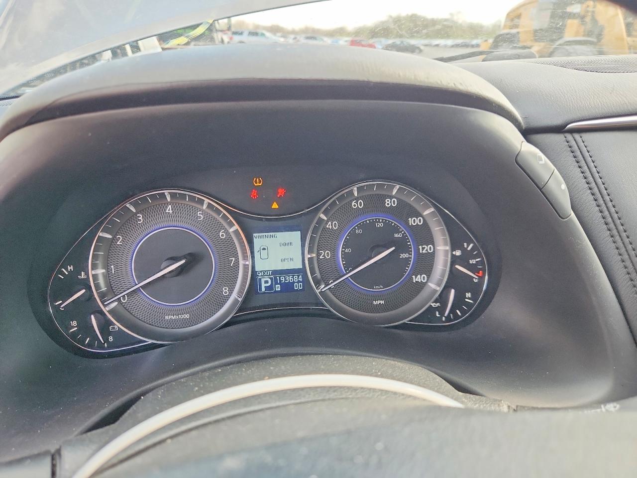 2011 INFINITI QX56 BASE photo 9