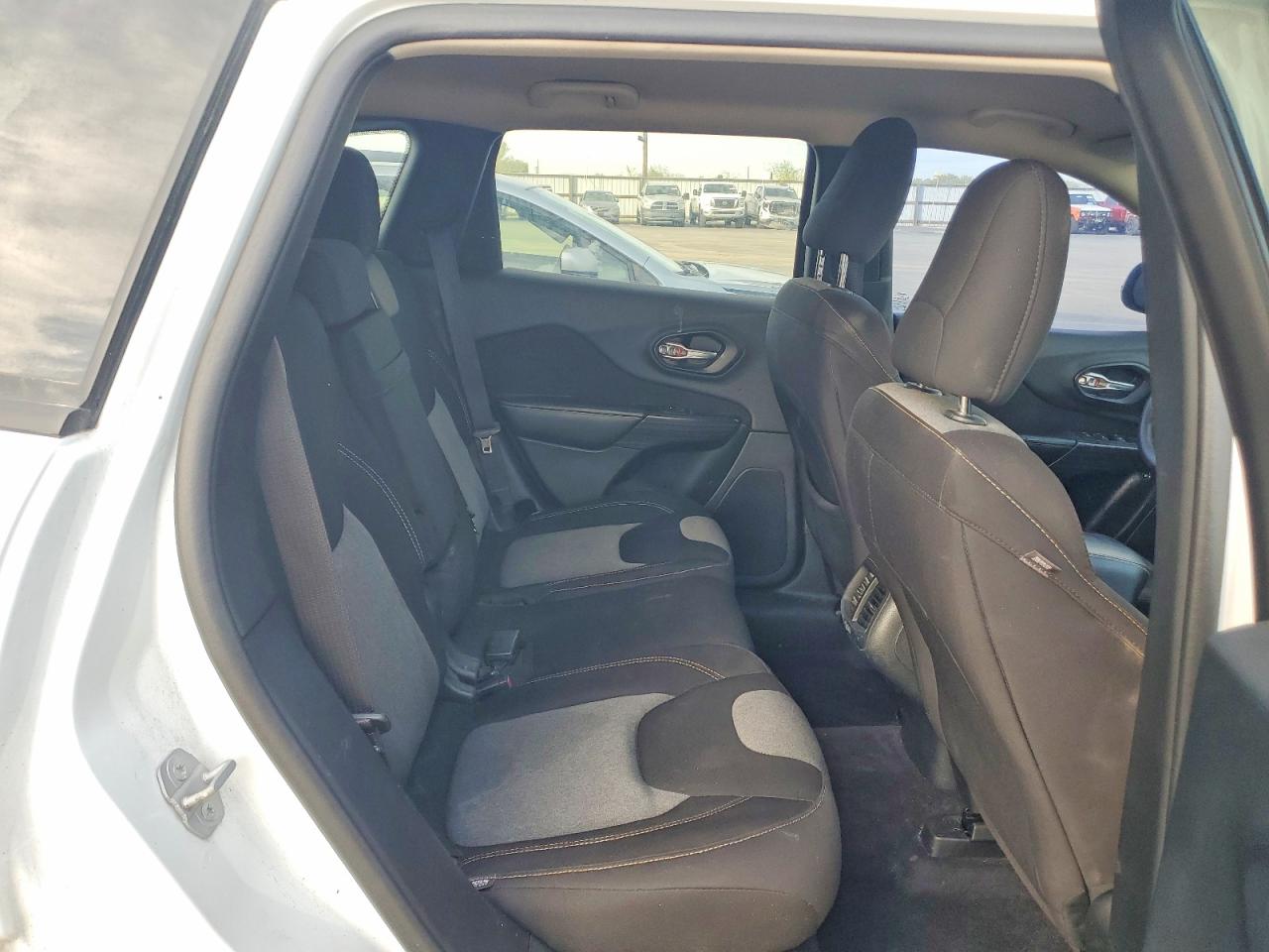 2016 JEEP CHEROKEE photo 11