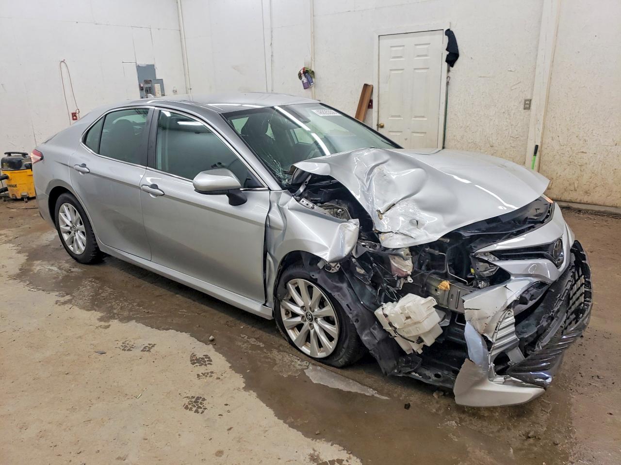 2019 TOYOTA CAMRY LE photo 7