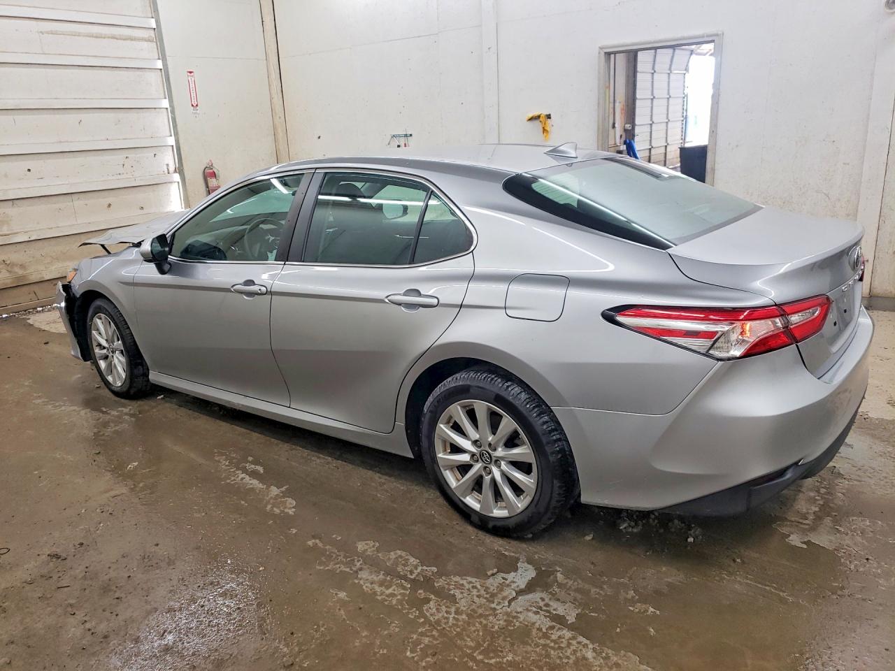 2019 TOYOTA CAMRY LE photo 3