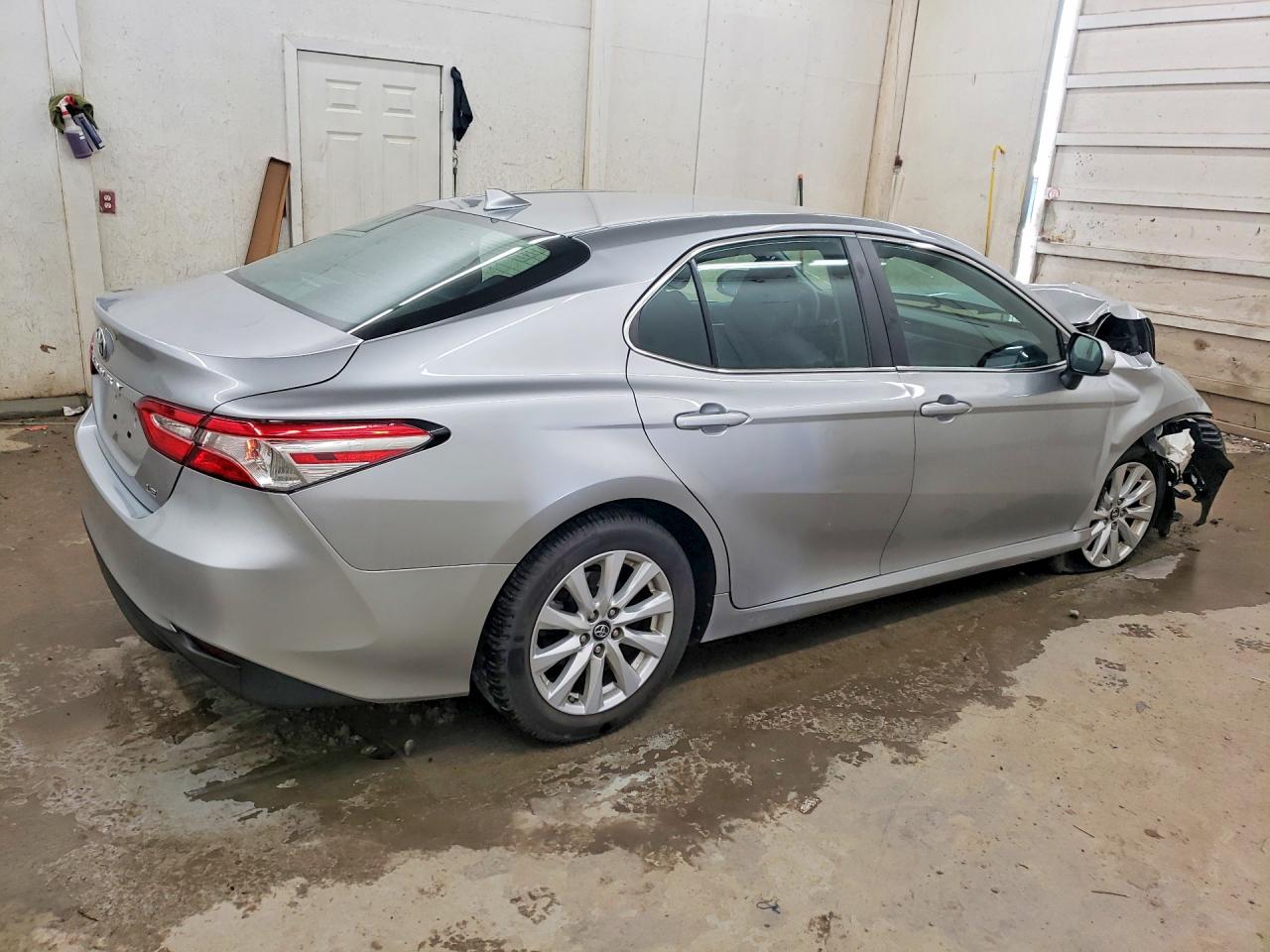 2019 TOYOTA CAMRY LE photo 5