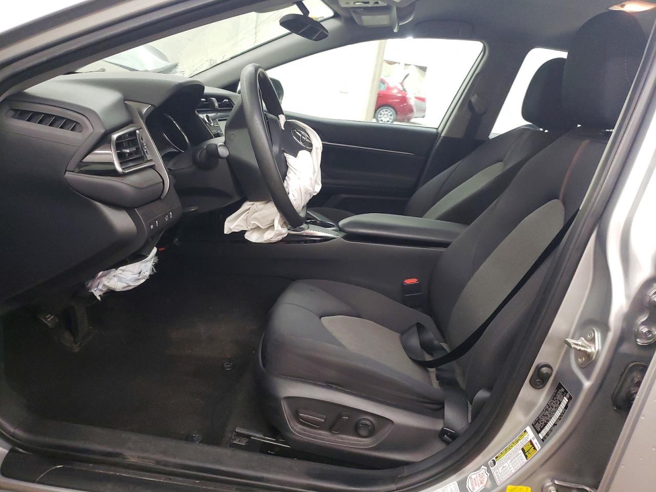 2019 TOYOTA CAMRY LE photo 13