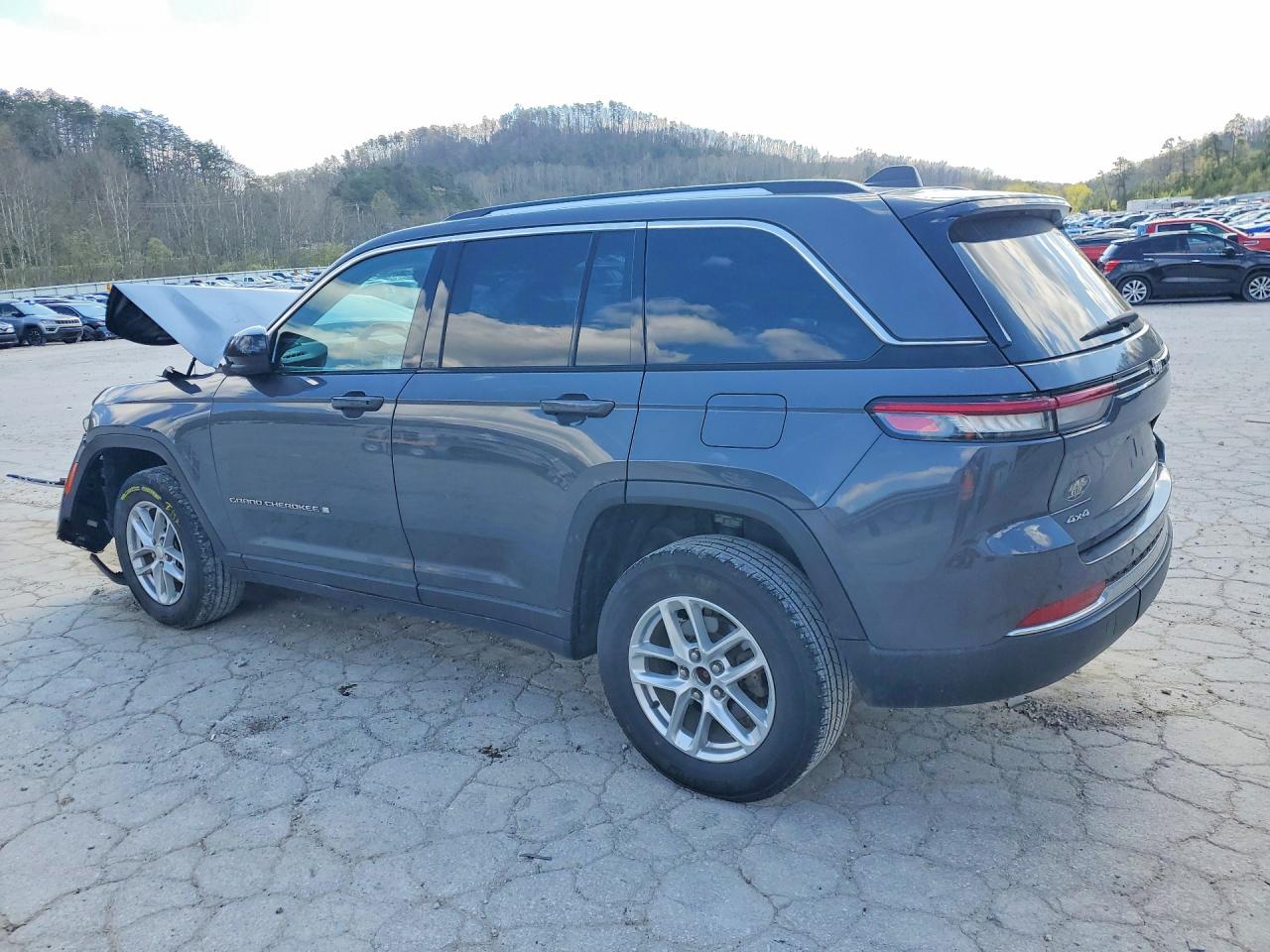 2023 JEEP GRAND CHEROKEE LAREDO photo 3