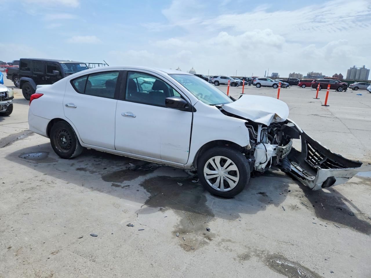 2018 NISSAN VERSA SV photo 7