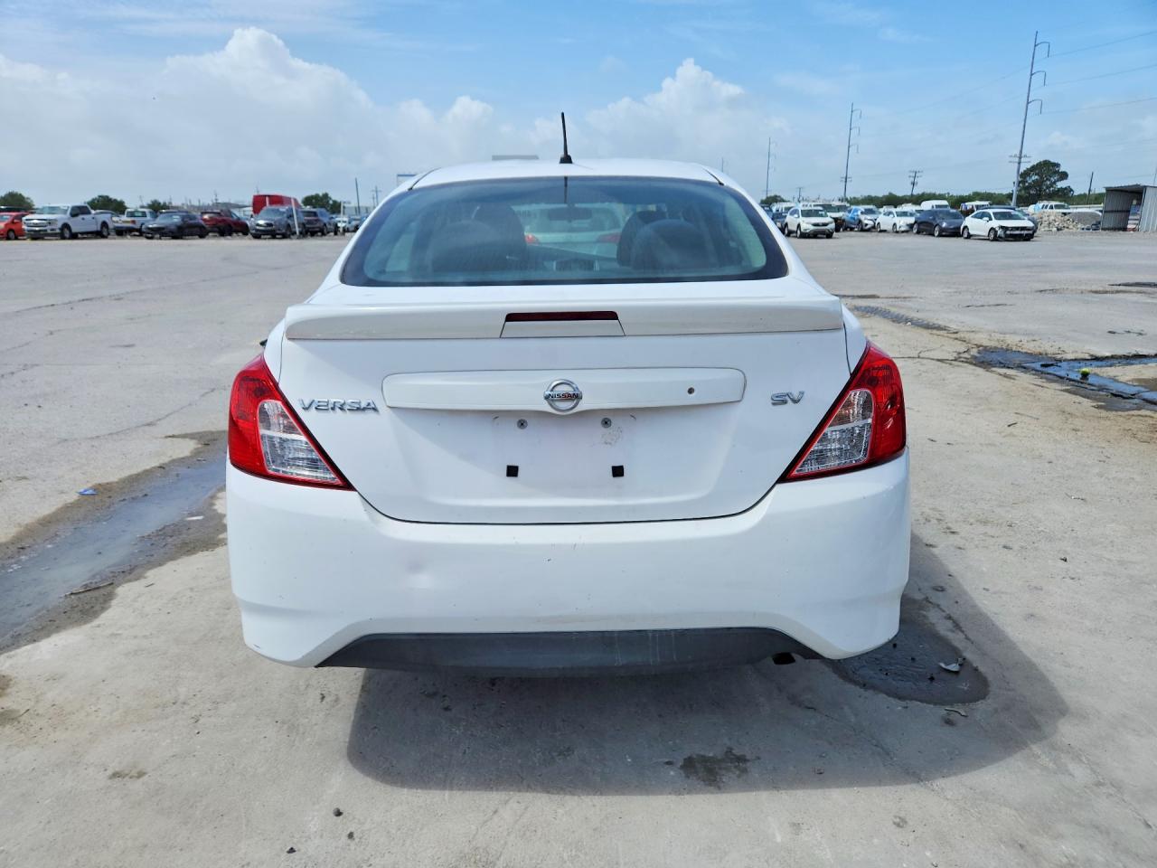 2018 NISSAN VERSA SV photo 11