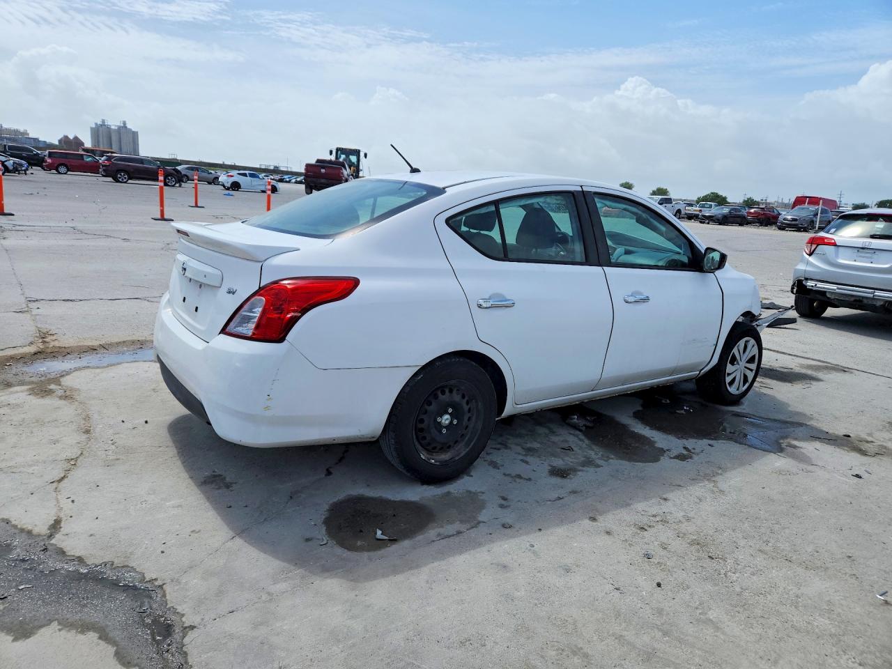 2018 NISSAN VERSA SV photo 5