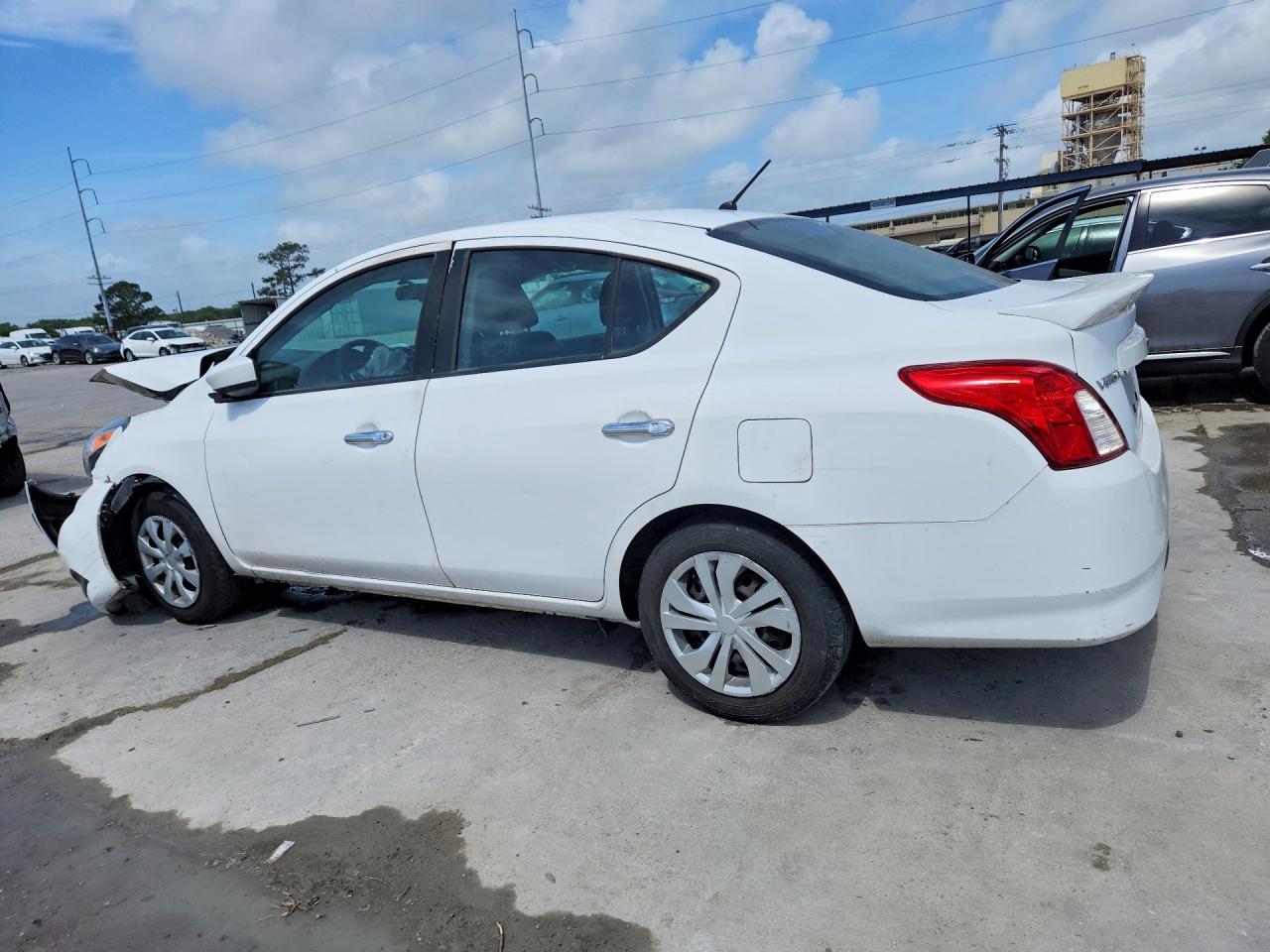 2018 NISSAN VERSA SV photo 3