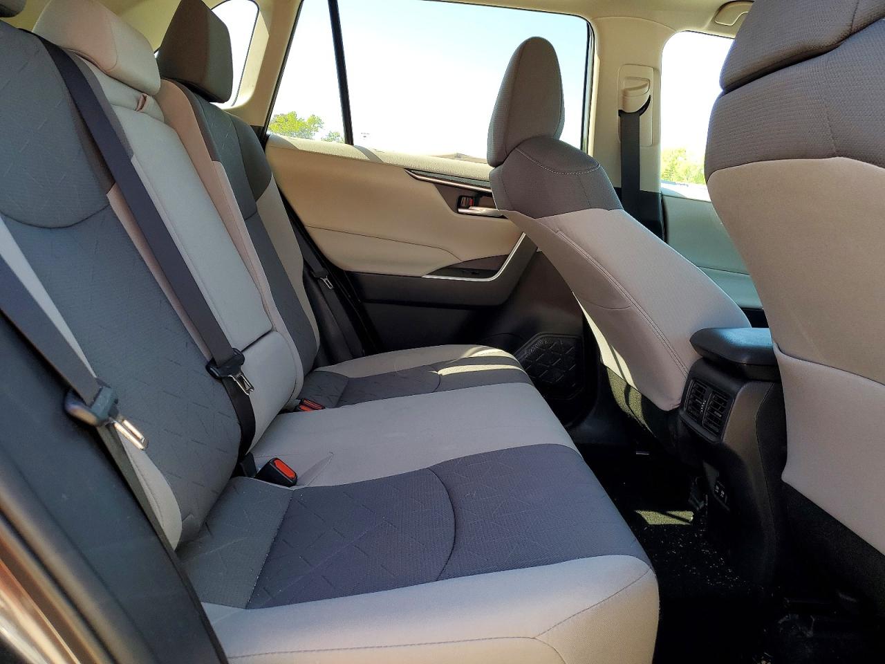 2021 TOYOTA RAV4 XLE photo 31