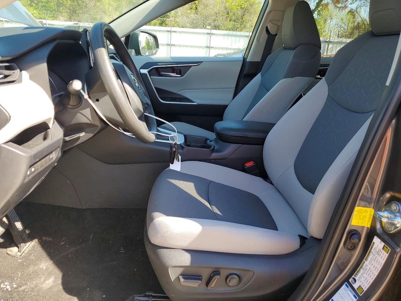 2021 TOYOTA RAV4 XLE photo 19