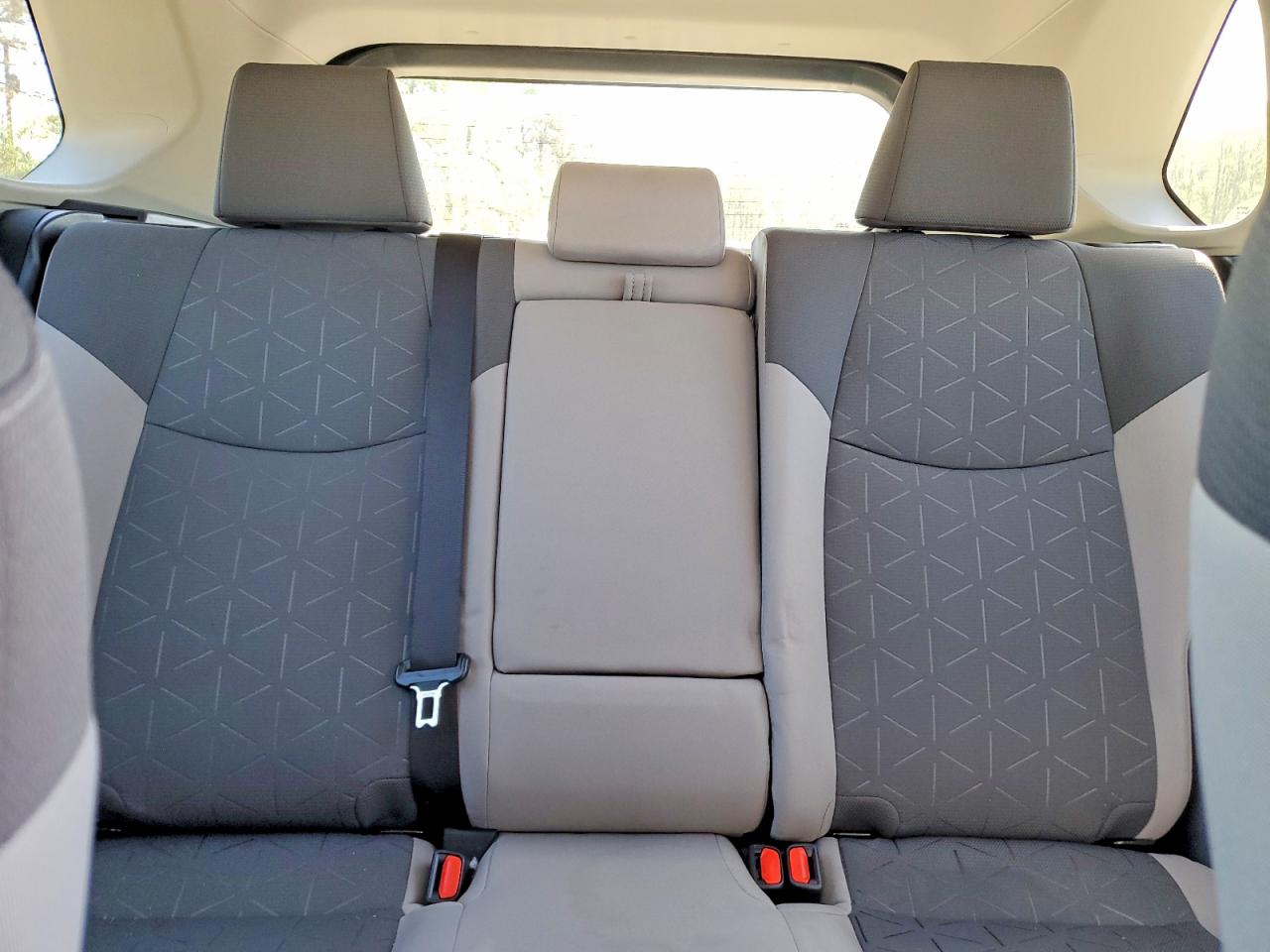 2021 TOYOTA RAV4 XLE photo 28