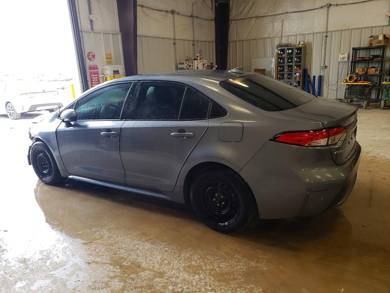 2021 TOYOTA COROLLA LE photo 3