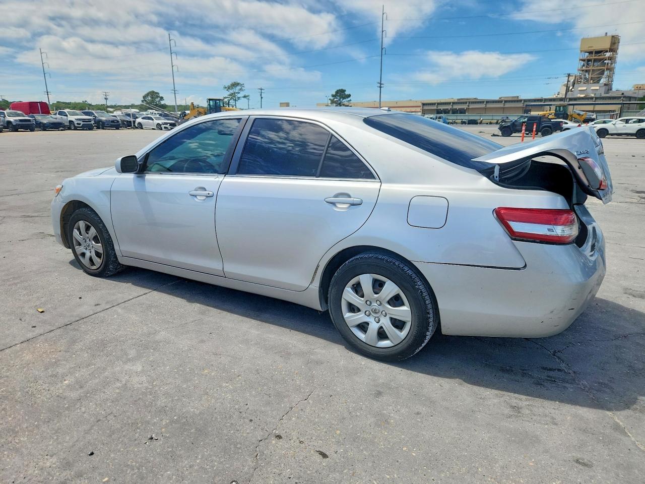 2011 TOYOTA CAMRY LE photo 2