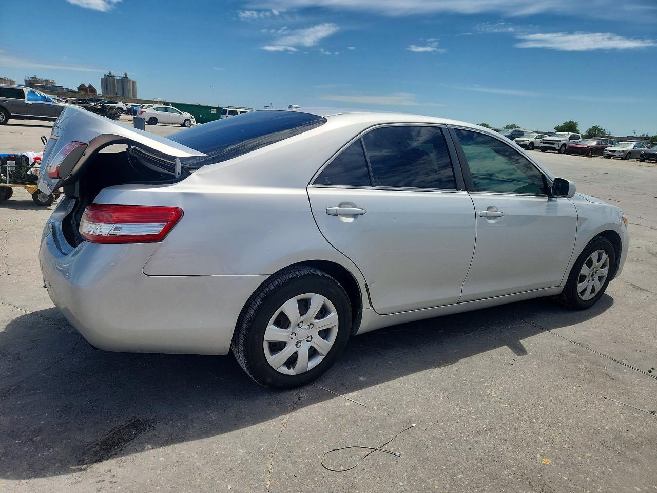 2011 TOYOTA CAMRY LE photo 3