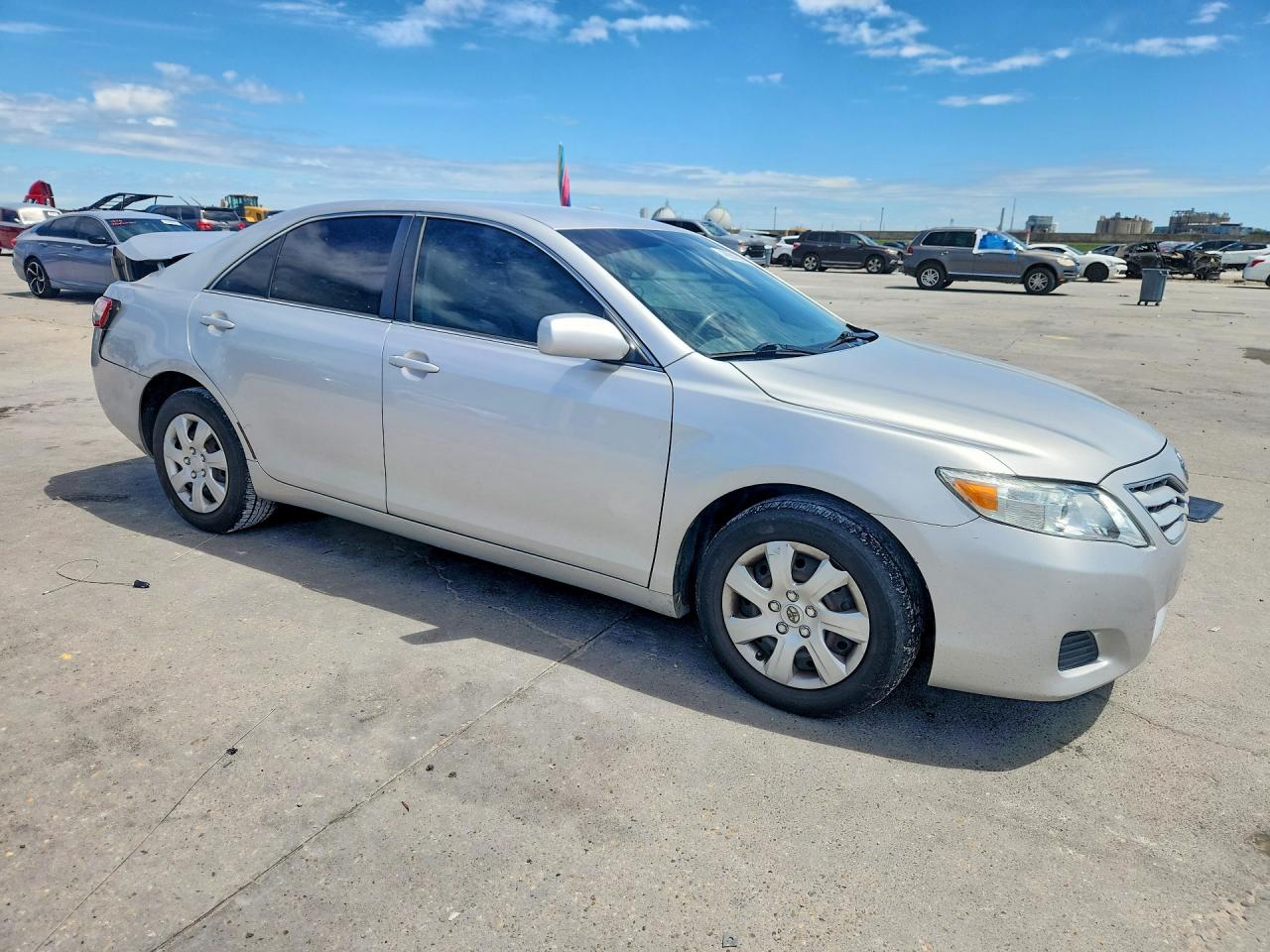 2011 TOYOTA CAMRY LE photo 4