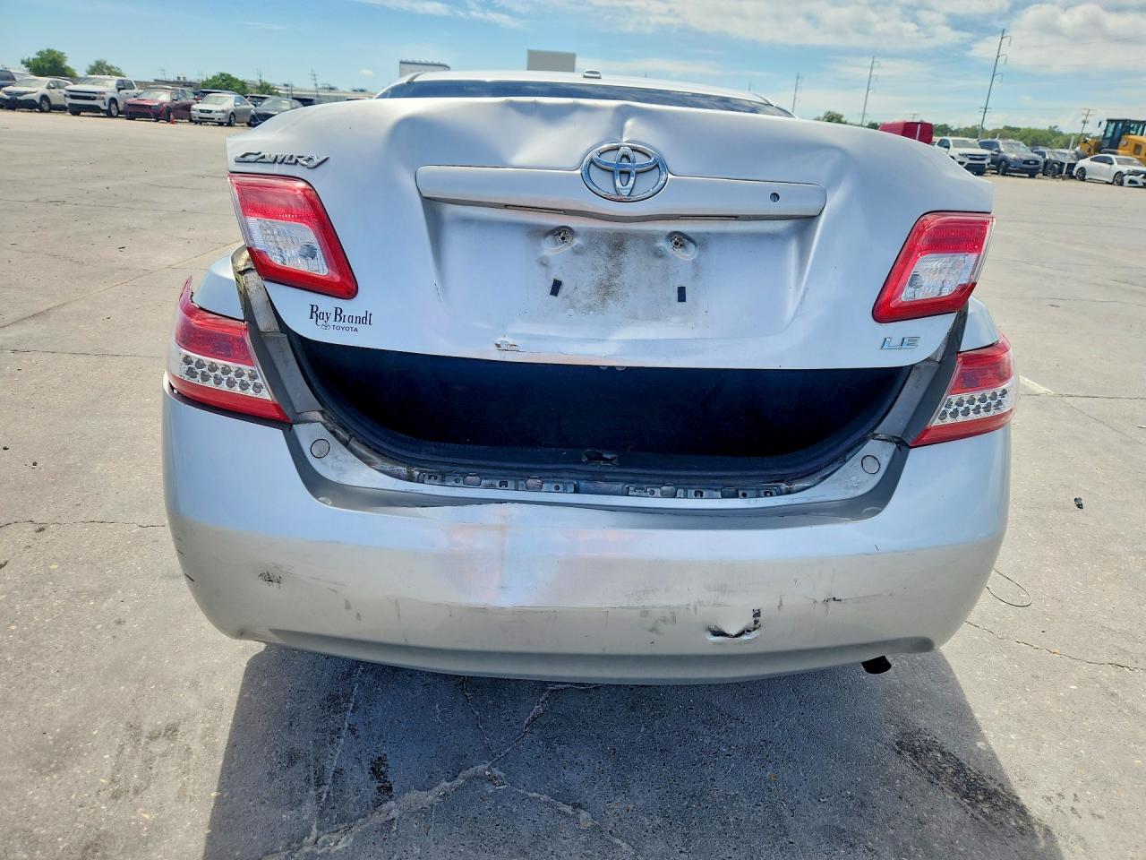 2011 TOYOTA CAMRY LE photo 6