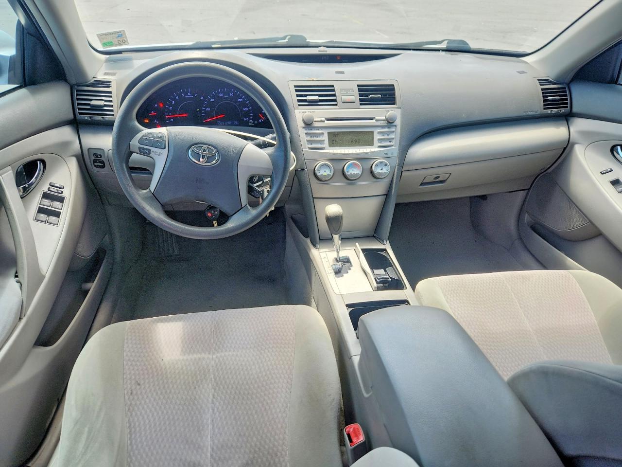 2011 TOYOTA CAMRY LE photo 8