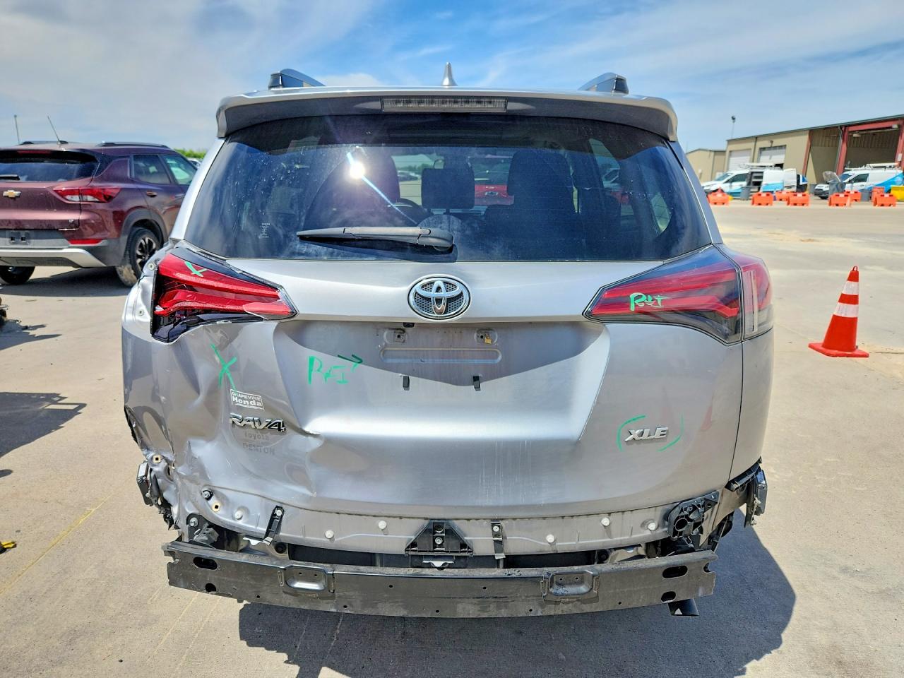 2018 TOYOTA RAV4 photo 11