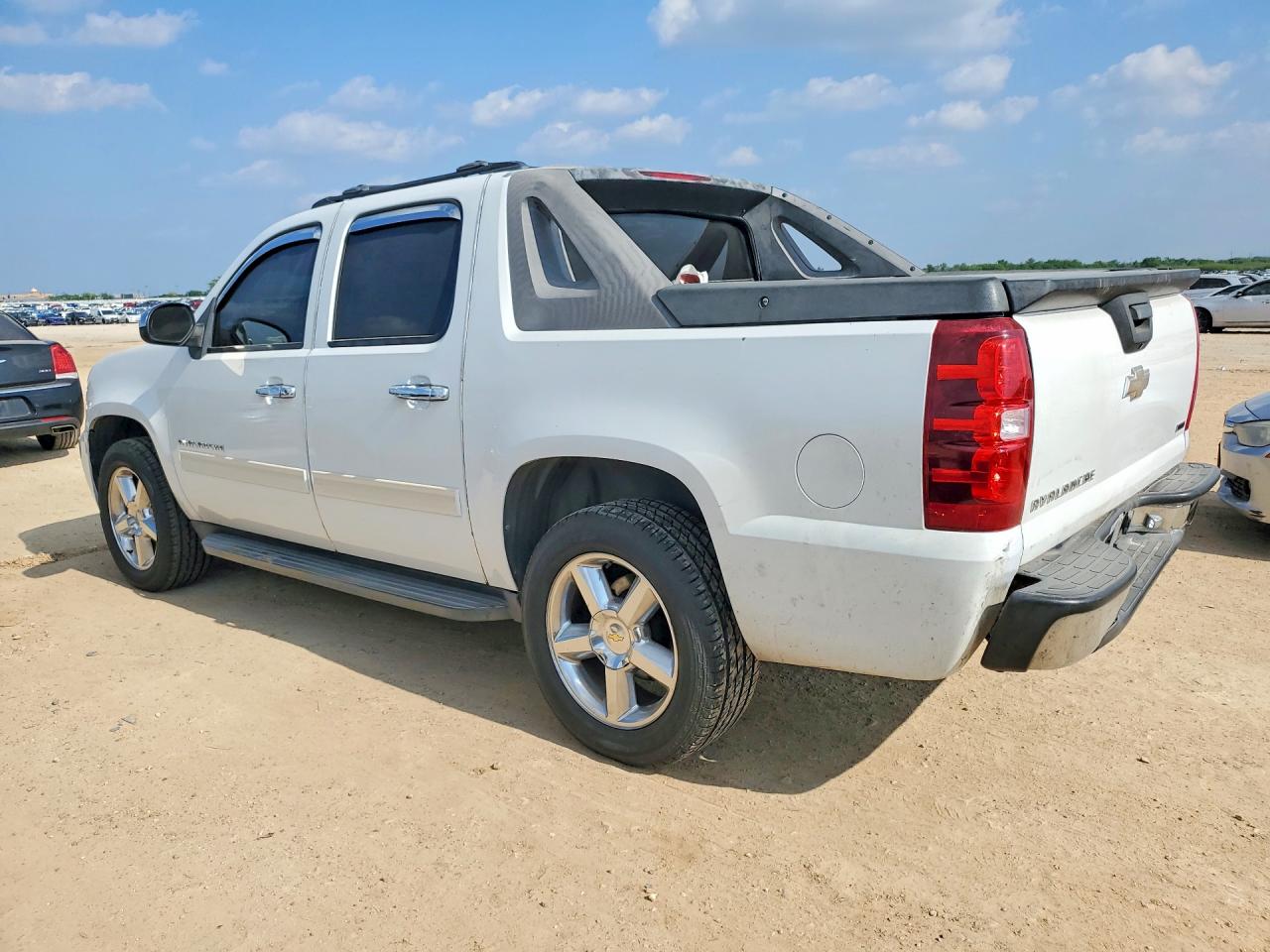 2011 CHEVROLET AVALANCHE LS photo 3