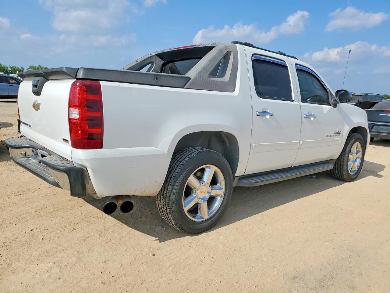 2011 CHEVROLET AVALANCHE LS photo 5